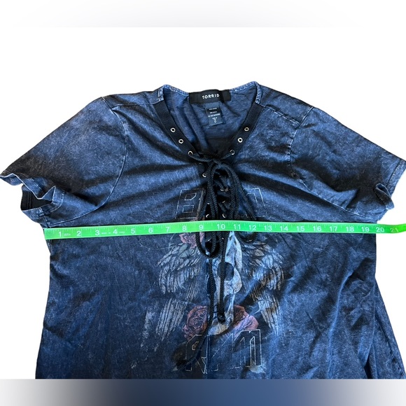 TORRID 0 Lace Up Tee Size L / 12 Skull Roses Born To Roam V Neck Moto Rock $43 - Picture 11 of 13